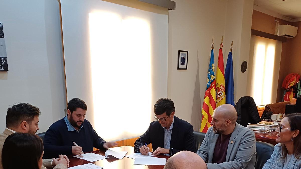El president de Facsa, Enrique Gimeno, juntament amb l’Acalde de Nules, David García, han signat aquest dijous la renovació del conveni que assegura el subministrament d’aigua potable a les famílies en situació de vulnerabilitat social.