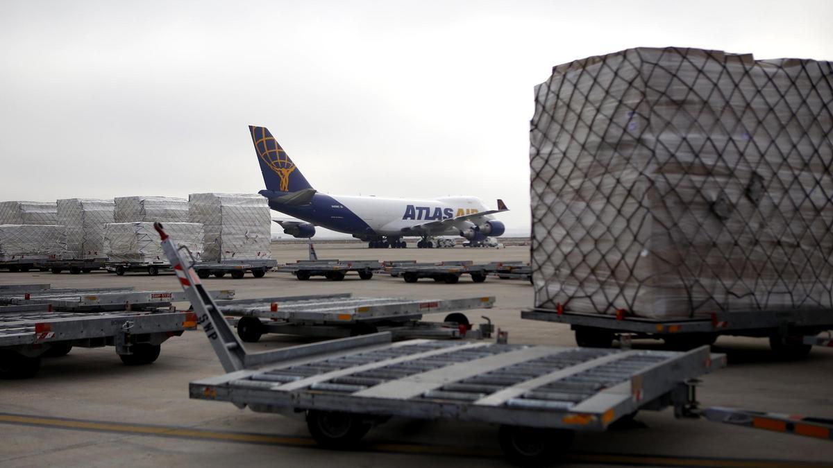 Mercancias para cargar en un avión del aeropuerto de Zaragoza.