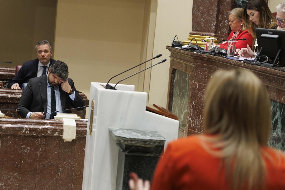 Carmina Fernández, de espaldas, pregunta a López Miras.
