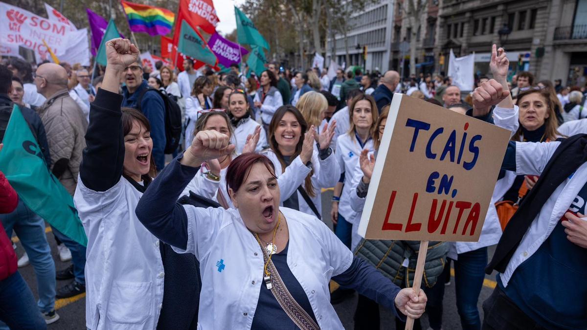 Dos manifestaciones de enfermeras llevan el malestar de la profesión al centro de Barcelona