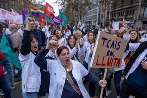 Dos manifestaciones de enfermeras llevan el malestar de la profesión al centro de Barcelona