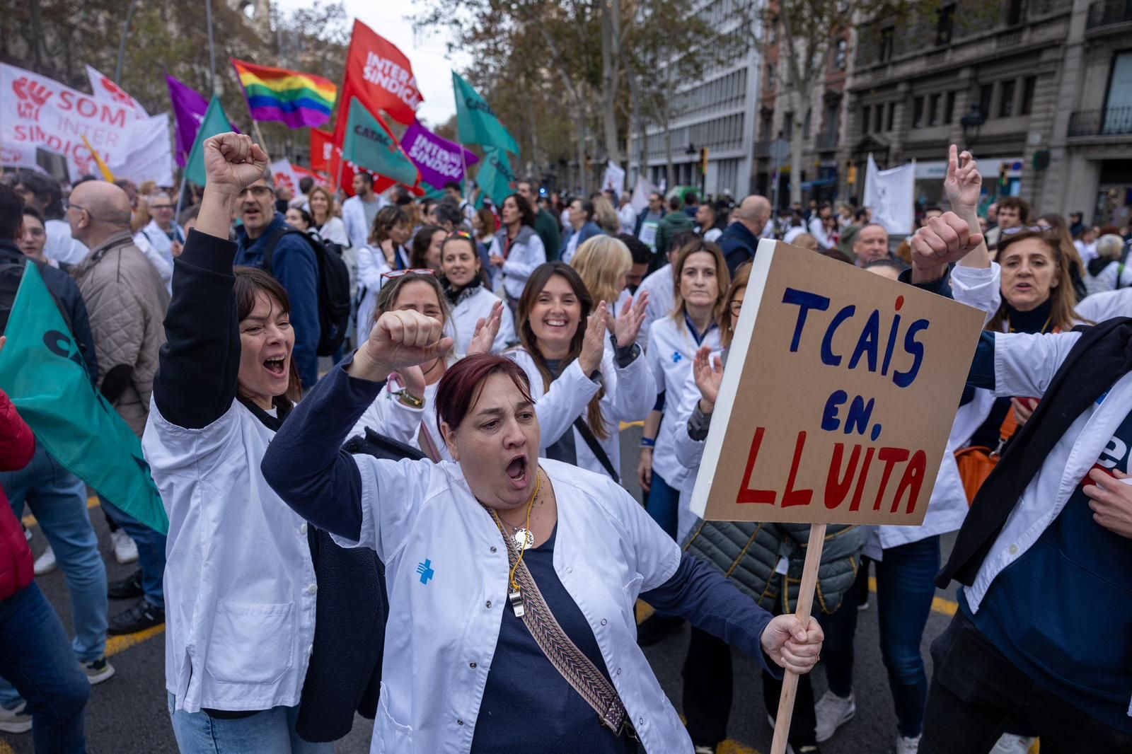 Dos manifestaciones de enfermeras llevan el malestar de la profesión al centro de Barcelona