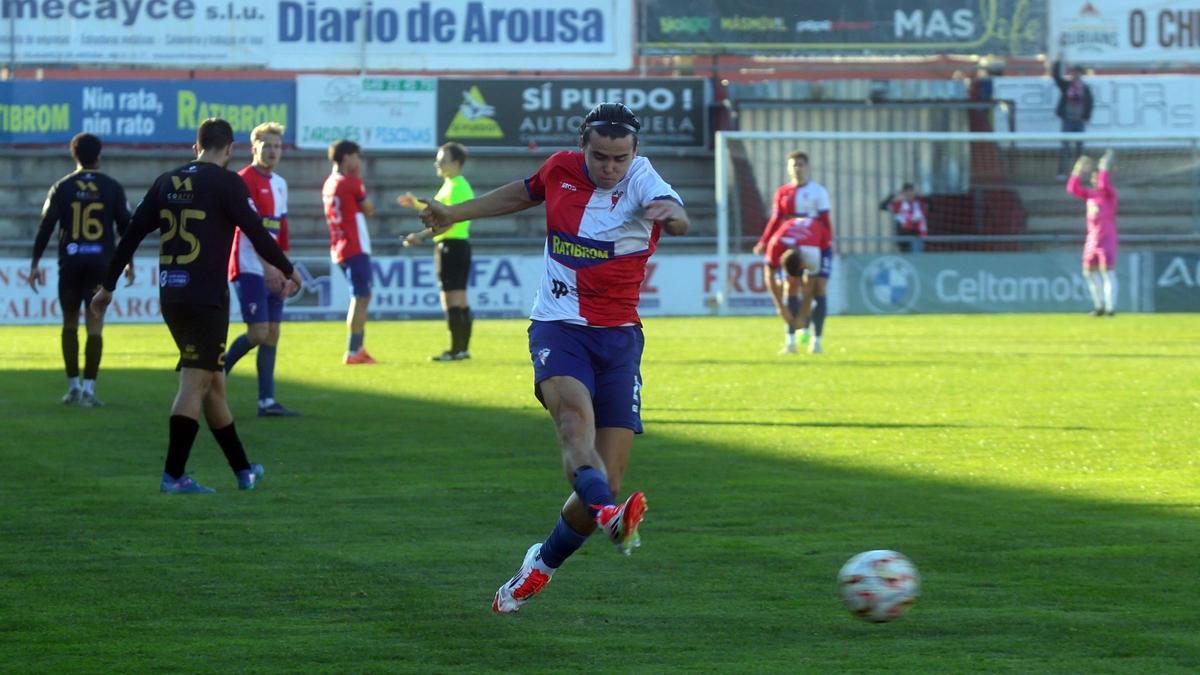 Álex Comparada jugó en la segunda mitad del duelo.