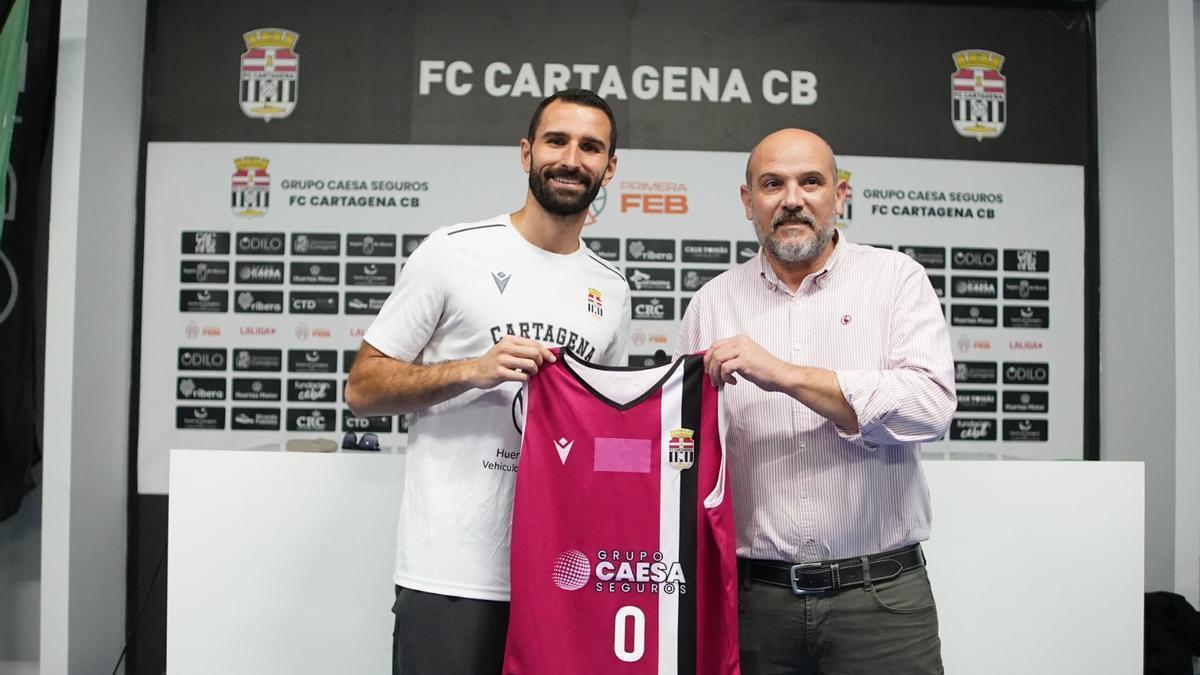 Javi López Santana, nuevo jugador del Caesa Cartagena, con Pepe García, director deportivo, en su presentación oficial