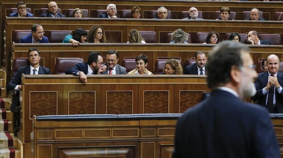 Pedro Sánchez y Mariano Rajoy, entre otros diputados, tras la investidura fallida del segundo el 31 de agosto, en el Congreso.