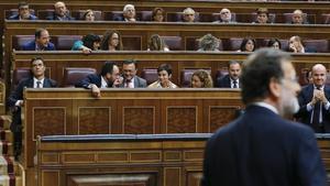 Pedro Sánchez y Mariano Rajoy, entre otros diputados, tras la investidura fallida del segundo el 31 de agosto, en el Congreso.