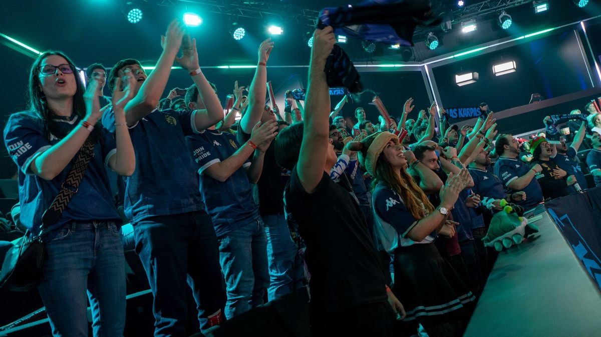 Aficionados de Mad Lions Koi apoyan al equipo en el plató de la LEC en Berlín