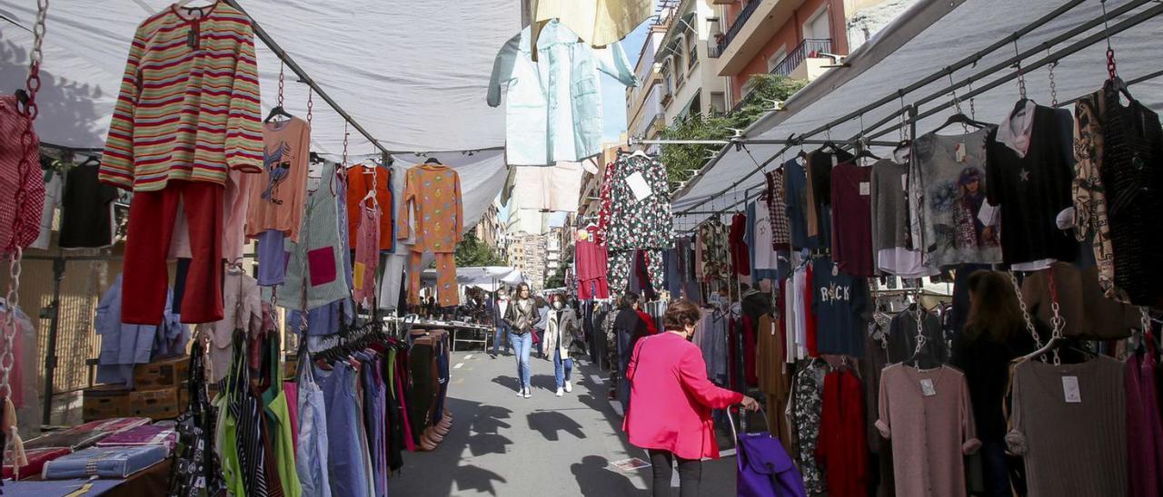 Usuarios y puestos del mercadillo de Benalúa, este pasado sábado.  |