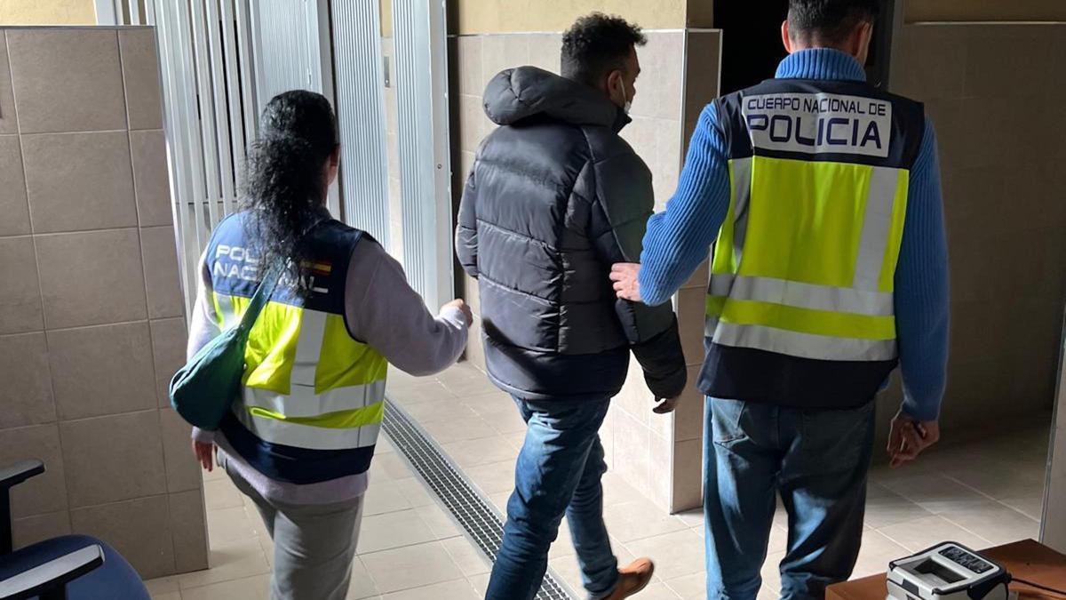 El detingut entrant a dependències policials a Girona.