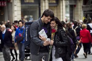 Una parella passeja pel Portal de l’Àngel de Barcelona, durant la diada de Sant Jordi.