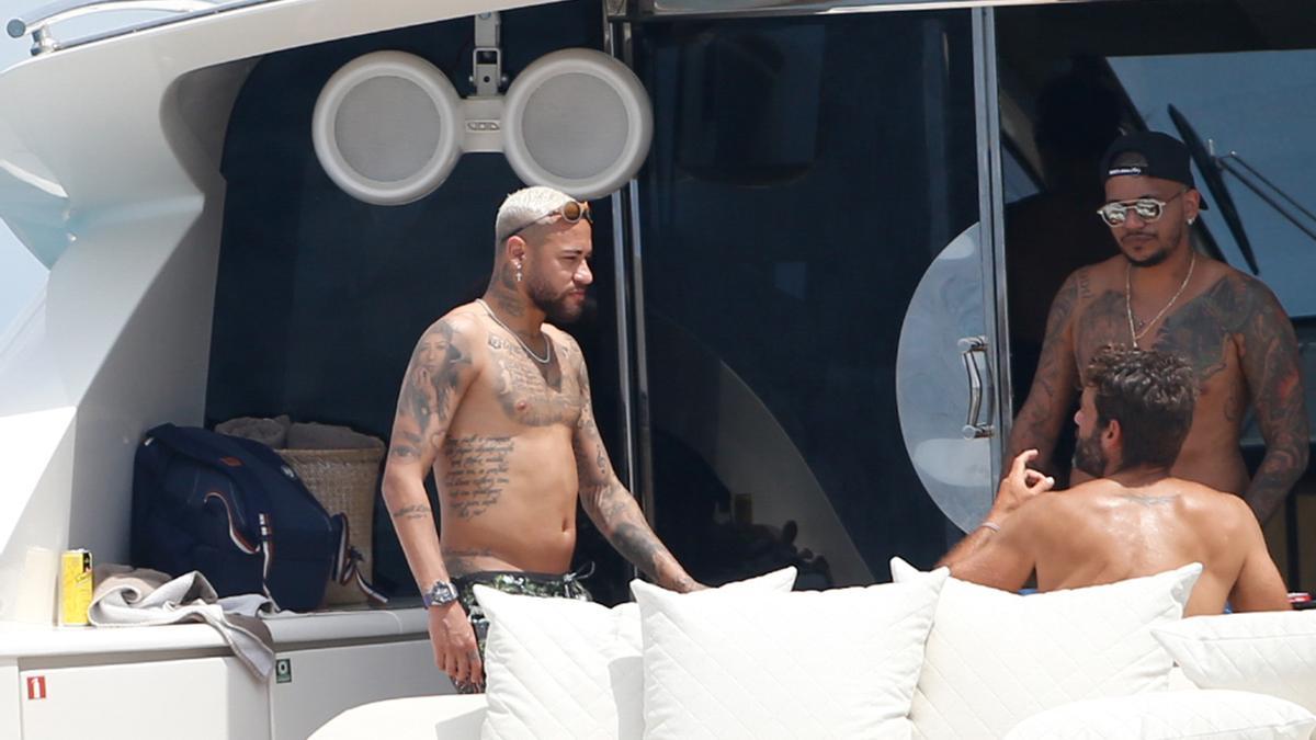 Neymar navega con un grupo de amigos en Ibiza