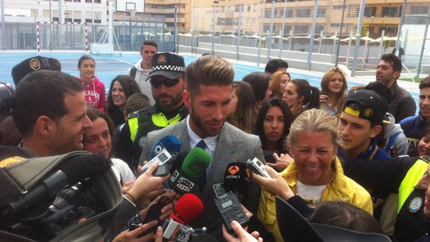 Sergio Ramos atiende a los medios rodeados de chavales y acompañado por la alcaldesa de Marbella.