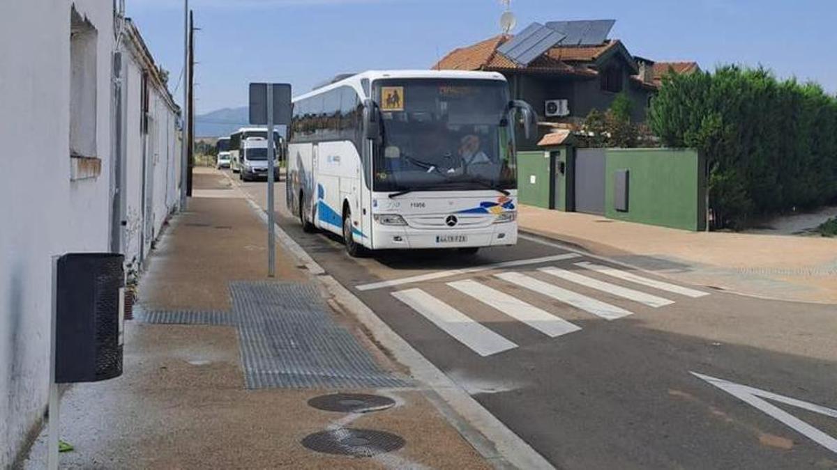 Un bus escolar, a su llegada a Cariñena para recoger a los alumnos