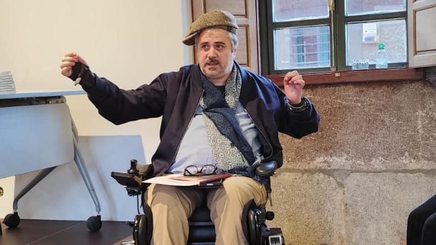 Hernán Valladares presentó su nueva obra, "Dios y discípulo",  en la Casa de Cultura de Infiesto