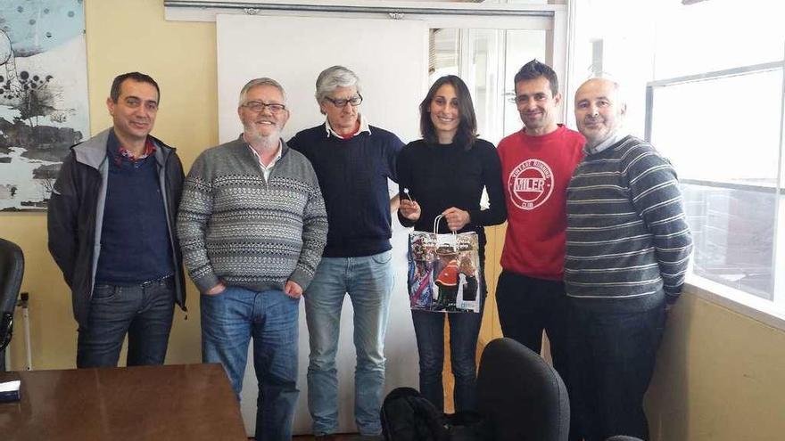 Solange Pereira, con los representantes del Concello, sujetando los regalos recibidos. // Santos Álvarez