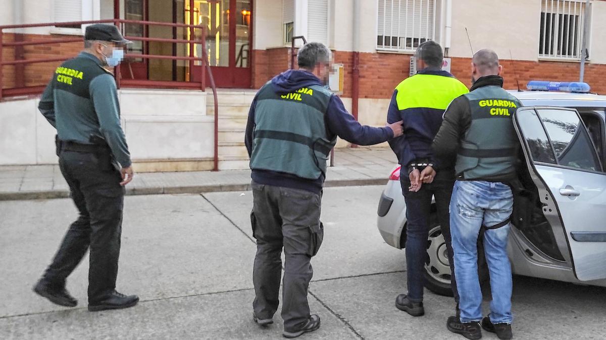 Momento del arresto del hombre acusado de acoso a su pareja en Palencia.