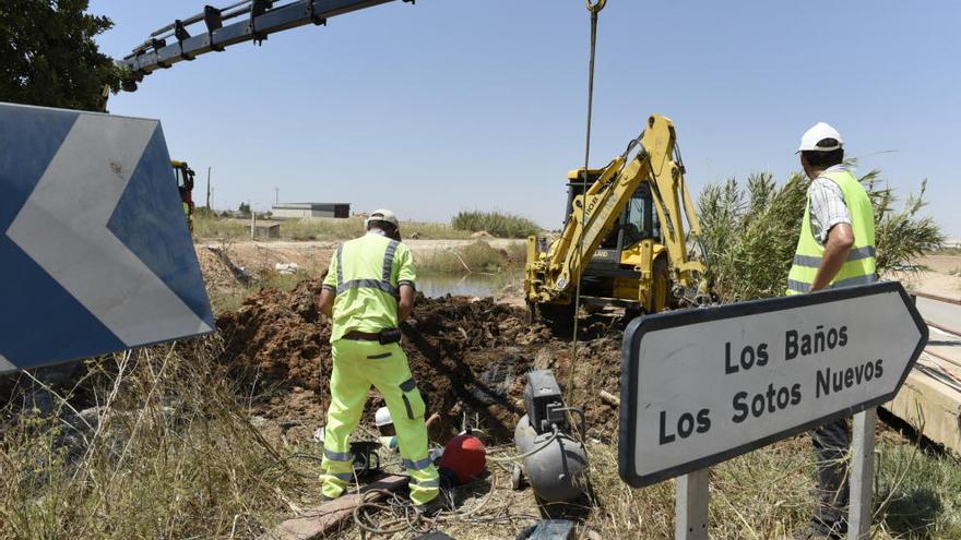 Varios operarios sellan una tubería en Torre Pacheco