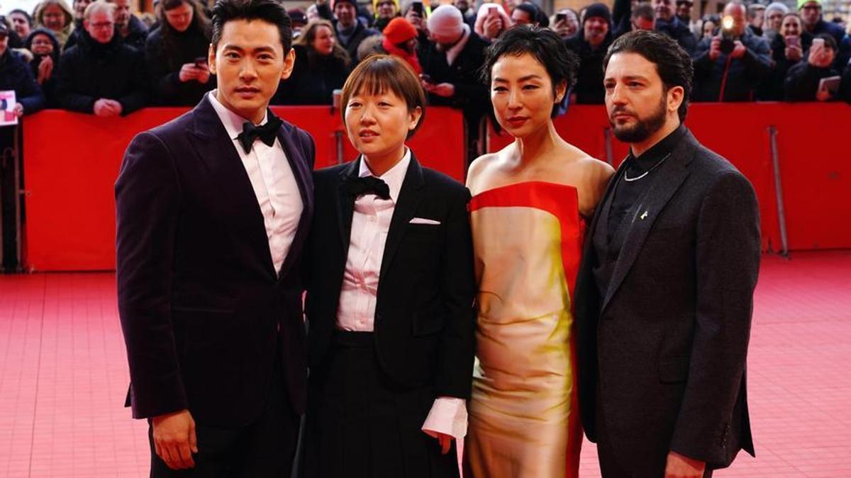 Celine Song y los tres actores protagonistas de 'Vidas pasadas', Greta Lee, Yoo Teo y John Magaro, en Berlín el pasado febrero.