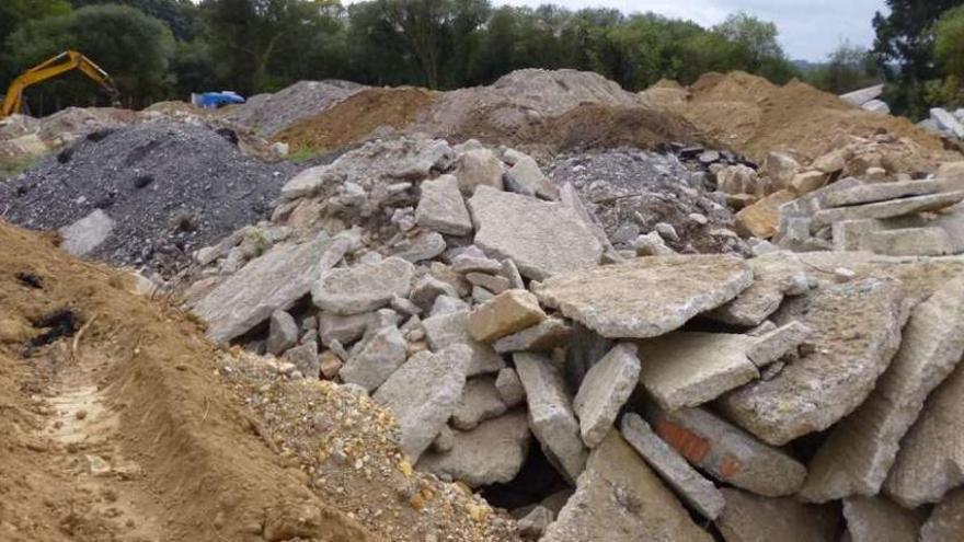 Vertidos de escombro en la parcela del futuro campo de fútbol en Dexo.