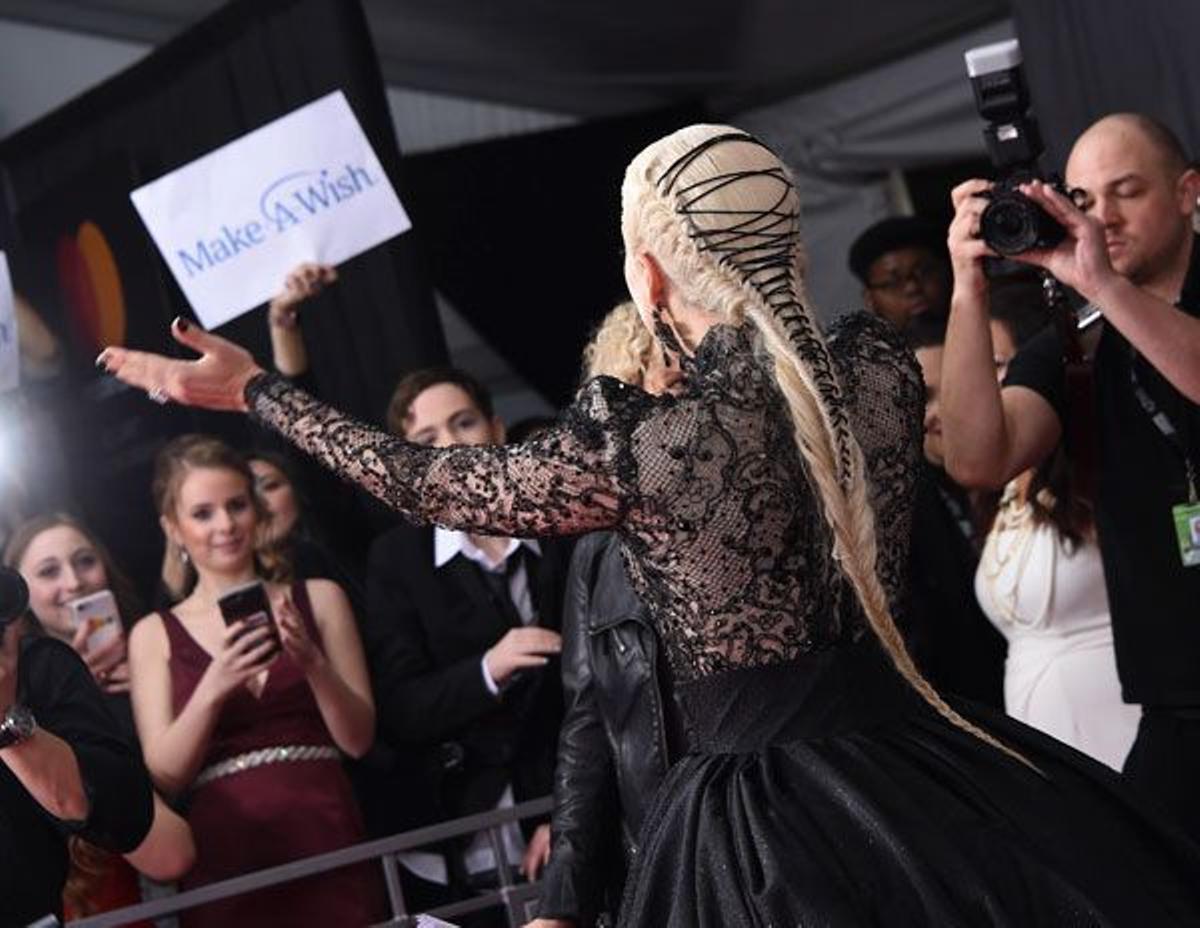 Lady Gaga con un peinado de trenza con cordones en los Premios Grammy 2018