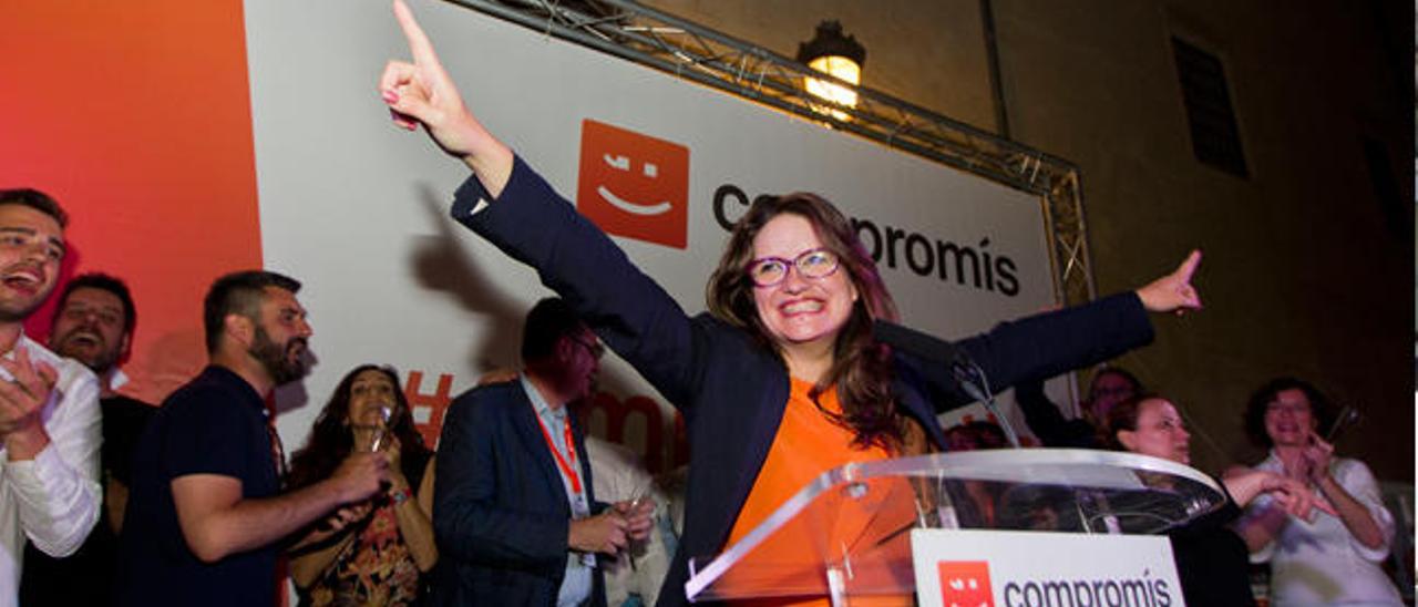 Mónica Oltra celebra los resultados de Compromís , en la noche electoral del pasado domingo, 24-M.