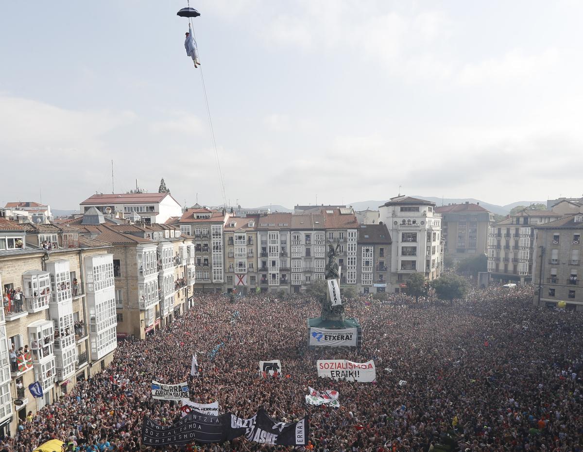 La bajada de Celedón da inicio a las fiestas de Vitoria