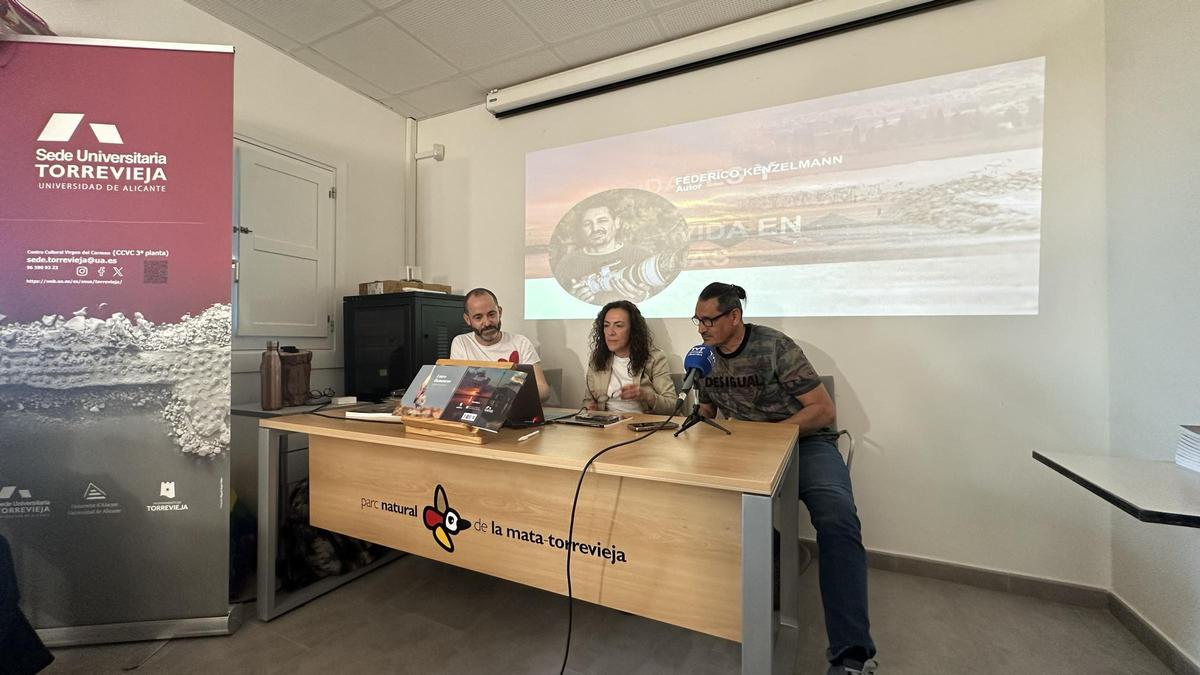 Un momento de la presentación del libro en el centro de interpretación de la industria salinera