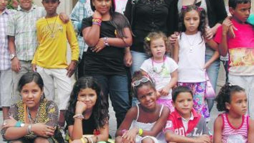 Un grupo de niños saharauis, ante el Ayuntamiento de Gijón, en una de las últimas visitas de «Vacaciones en paz».