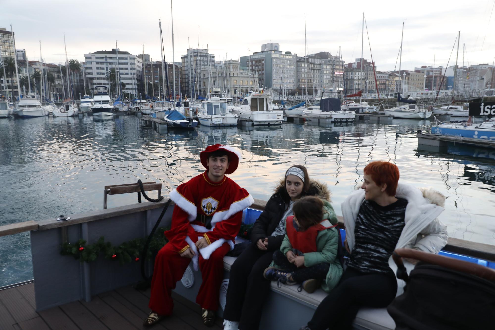 En imágenes: El barco navideño de Gijón ya surca el Cantábrico