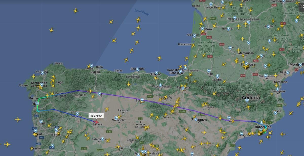 El primer avión del día procedente de Barcelona se ha desviado hacia Madrid.