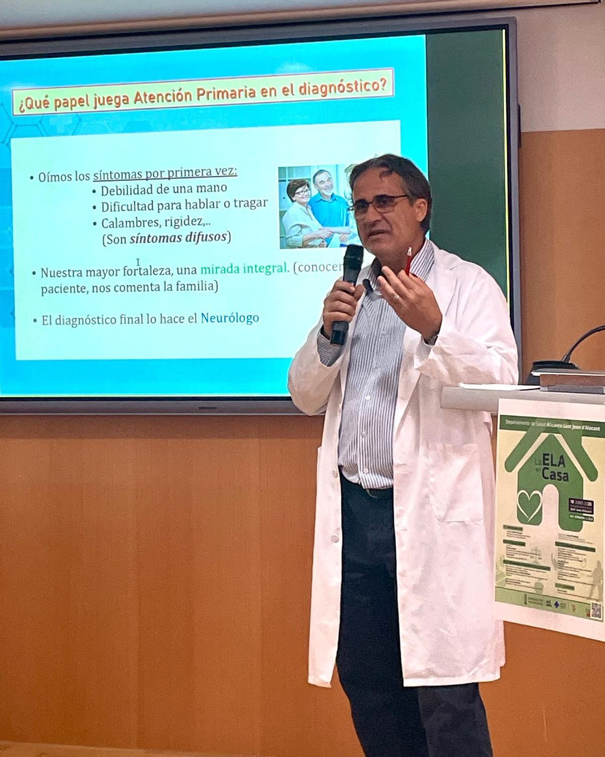 Uno de los doctores durante la jornada de ELA