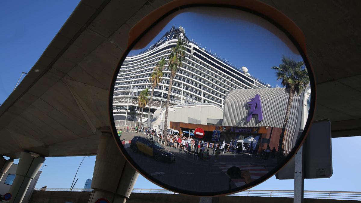 Un crucero en el muelle Adossat el pasado verano.