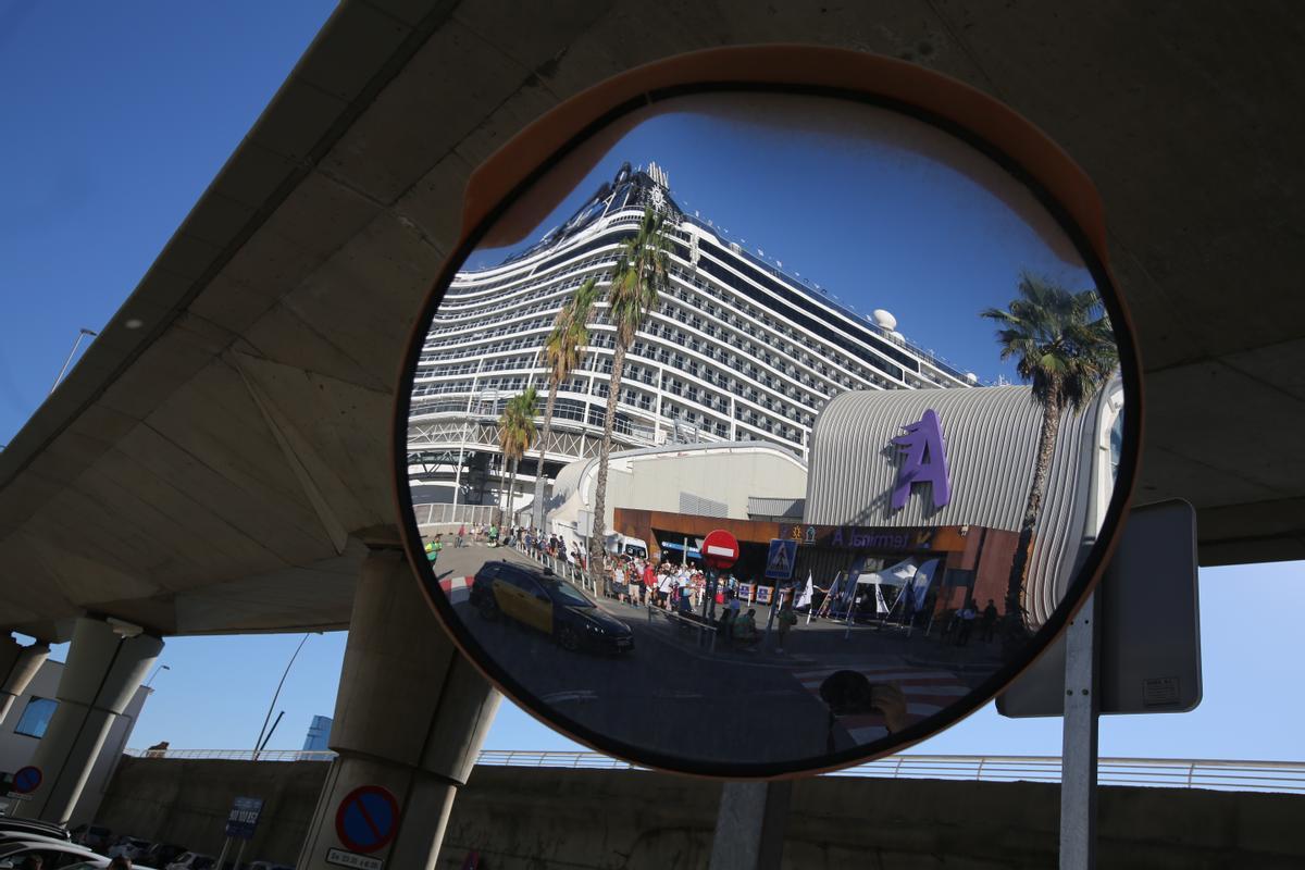 El crucero MSC Seaview en el Moll Adossat y los cruceristas visitan la ciudad.