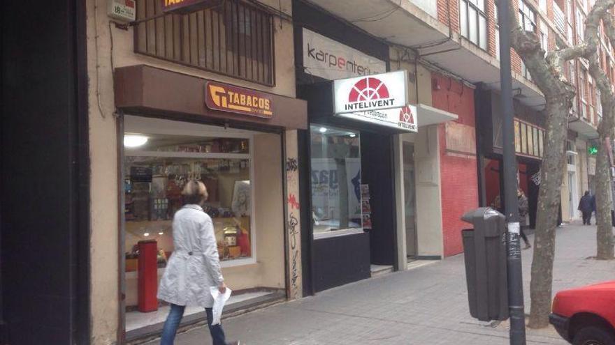 Estanco de la calle Víctor Gallego donde se ha producido el intento de robo