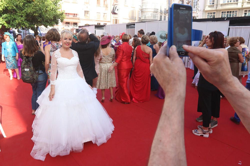 La Pasarela de Moda de la Semana del Mayor ha tenido como protagonistas a 132 modelos de entre 55 y 80 años, que han desfilado en la plaza de La Constitución.