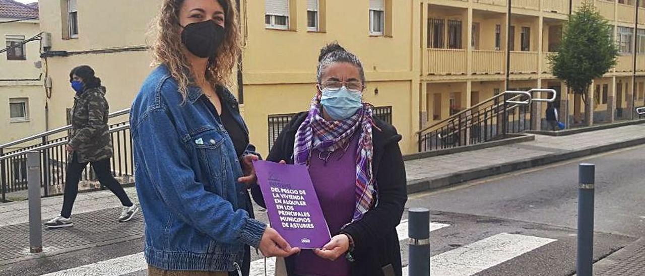 Tania González Peñas y Cristina Tuero, ayer, en La Carriona.