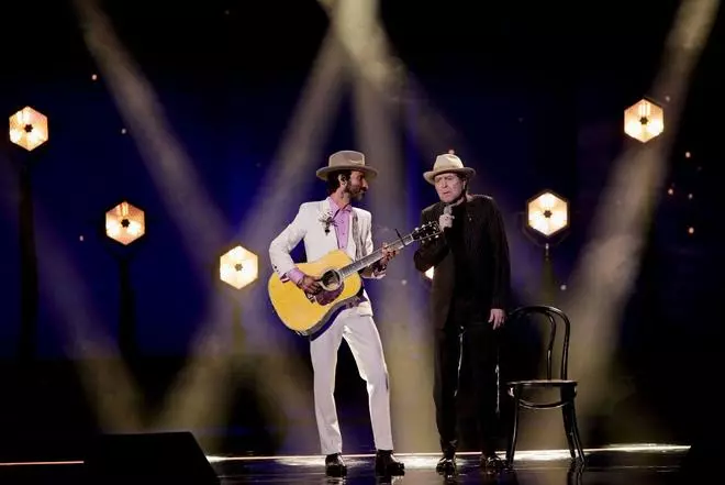 Sabina y Leiva interpretan 'Tan joven y tan viejo' en la gala de los Goya