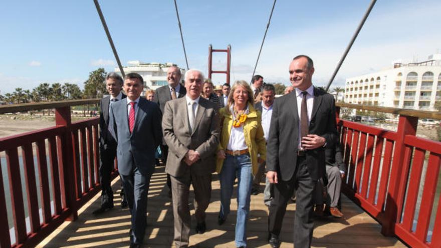 Imagen de la inauguración del puente de madera que une Puerto Banús con el paseo marítimo de Marbella.