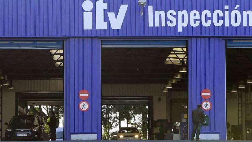 Vehículos en una estación de la ITV de Vigo. // José Lores