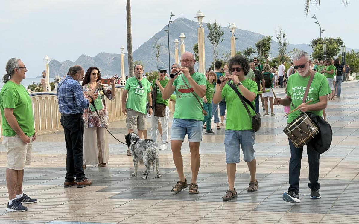 La musica de la xirimita y el tabalet amenizaron la cadena humana en Altea reivinndicando la enseñanza pública