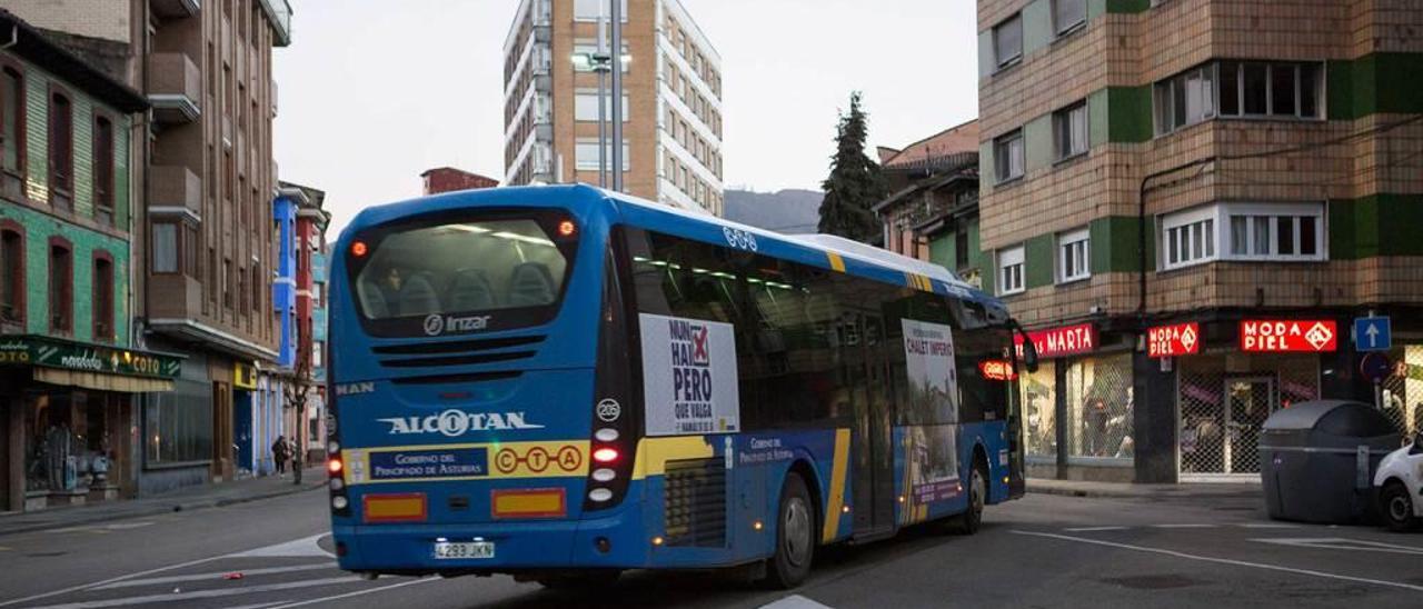 Un autobús urbano del valle del Nalón, ayer por la tarde, a su paso por la plaza de La Salve en Sama.