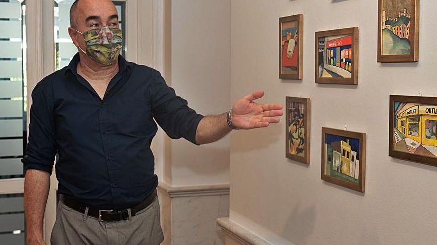 El artista Germán Báez, ante algunas de sus obras en el Cicca. | | LP/DLP