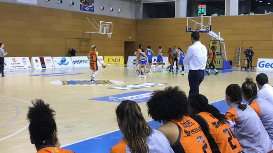 Banquillo del Valencia Basket presenciando el partido.