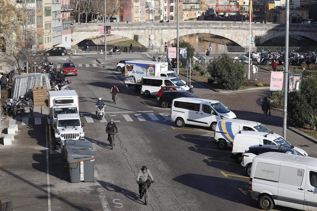 El vial de la plaça Catalunya que l'Ajuntament estudia tallar, aquest dimecres.