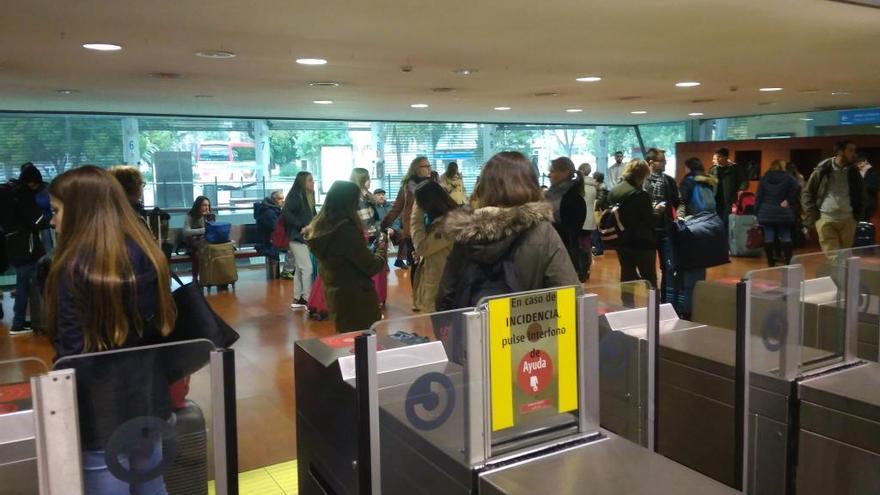 Viajeros de cercanías en la Estación de Gandia.