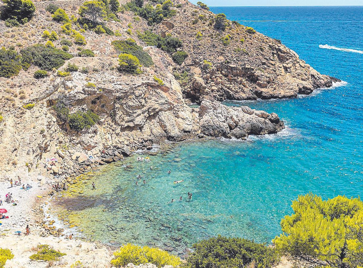 Las turquesas aguas de la Costa Blanca, el encanto de sus pintorescos pueblos y la gastronomía local hacen de la provincia el lugar ideal para ir de vacaciones.