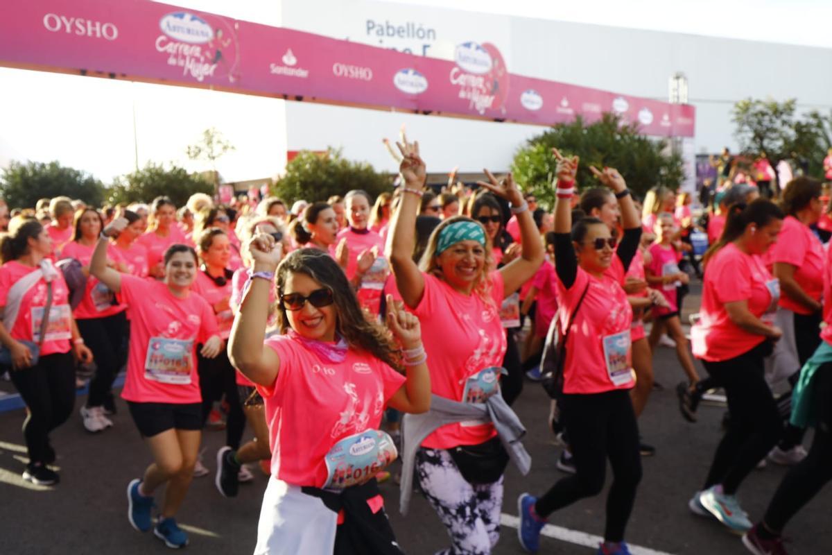 En imágenes | La Carrera de la Mujer llena de rosa el centro de Zaragoza