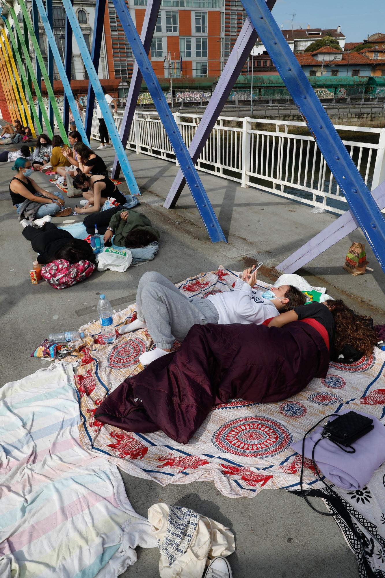 Las fans de Aitana duermen en la calle para ser las primeras en entrar al concierto en Avilés