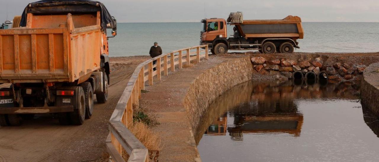 Camiones atravesando la gola por el paso provisional habilitado por Costas. | TORTAJADA