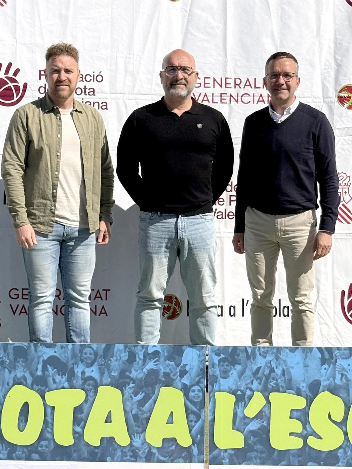 L'alcalde de Canals, Nacho Mira, acompanyat pel regidor i el tècnic d'Esports, Edu Badal i Alberto Vidal.